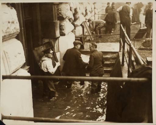 Removing the Turners from the still-flooded Tate basements in January 1928. 